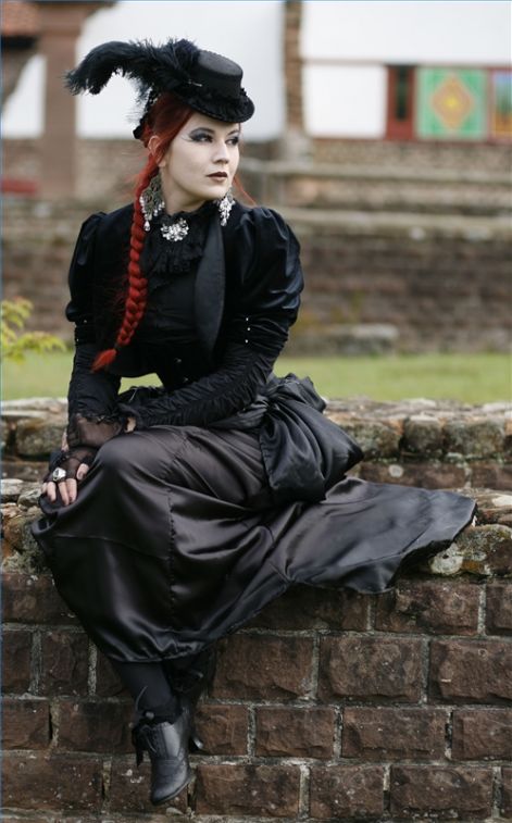 dress-like-victorian-goth-.jpg